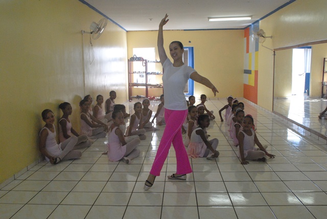 Professora incentiva paixão pela dança.