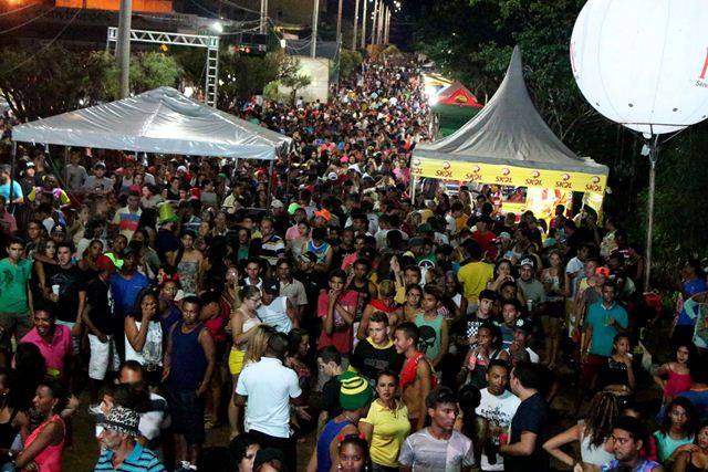Milhares de foliões na avenida